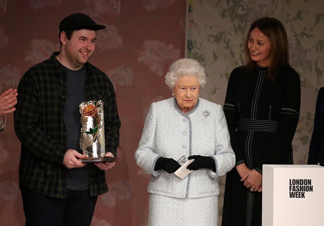 91-годишният монарх връчи първата награда "Елизабет Втора" за британски дизайн на родения в Лондон дизайнер Ричард Куин.