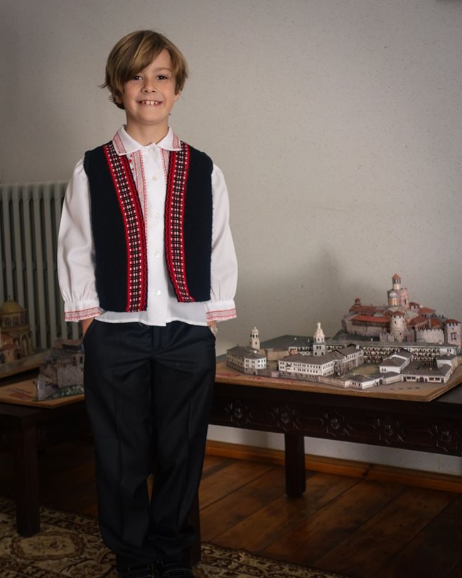 Малкият княз позира пред изработен от него макет на Троянския манастир за изложба за 24 май в посолството ни в Мароко.