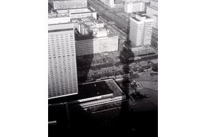 Хората под ти-ви кулата изглеждат като пръснати букви из града, април 1989г.