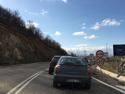 Гърци масово пътуват за евтино гориво в България