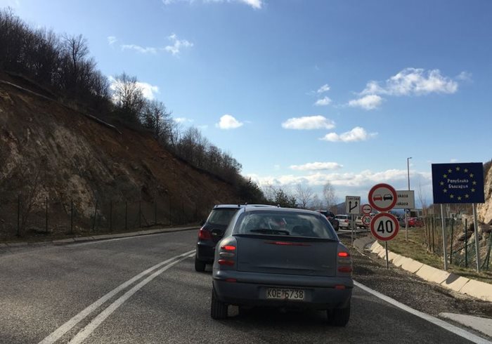 Колоните от гръцки автомобили, пътуващи до България за евтино гориво са ежедневие на ГКПП "Маказа". СНИМКИ: НЕНКО СТАНЕВ