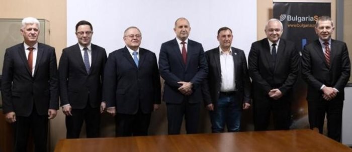 Министър Пулев заедно с президента Румен  Радев и други министри посетиха Центъра за управление на сателита „България Сат-1“ миналата седмица.