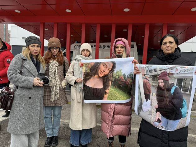 Ани Стоянова и съмишлениците й протестират пред "Пирогов" СНИМКИ; Кремена Кунева, фейсбук