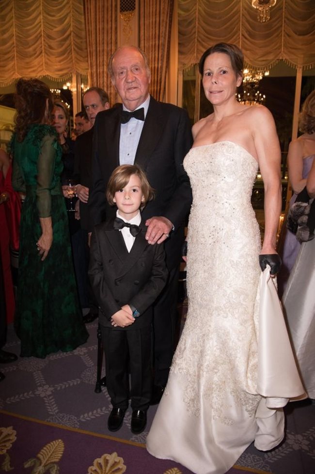 Симеон-Хасан и майка му с крал Хуан Карлос, баща на настоящия крал на Испания, в Монако на тържеството по случай 70-годишния юбилей на техния роднина принц Алваро де Орлеанс-Бурбон.