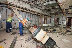 ПОТАЙНОСТИ: Работници демонтират т.нар. кухня, която е под ложа на зала 3, която никога не е била ползвана. СНИМКА: Димитър Кьосемарлиев