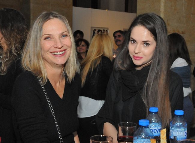 Боряна Братоева (вдясно) е дъщеря на Ваня Цветкова в сериала  “7 часа разлика”
