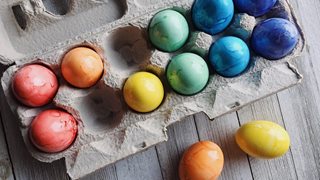 Боядисване на яйца с естествени материали
