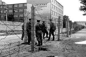 Бодливата тел играе важна роля в „политиката“ на комунистите в Източна Европа, Берлин, 15 септември 1961 г.