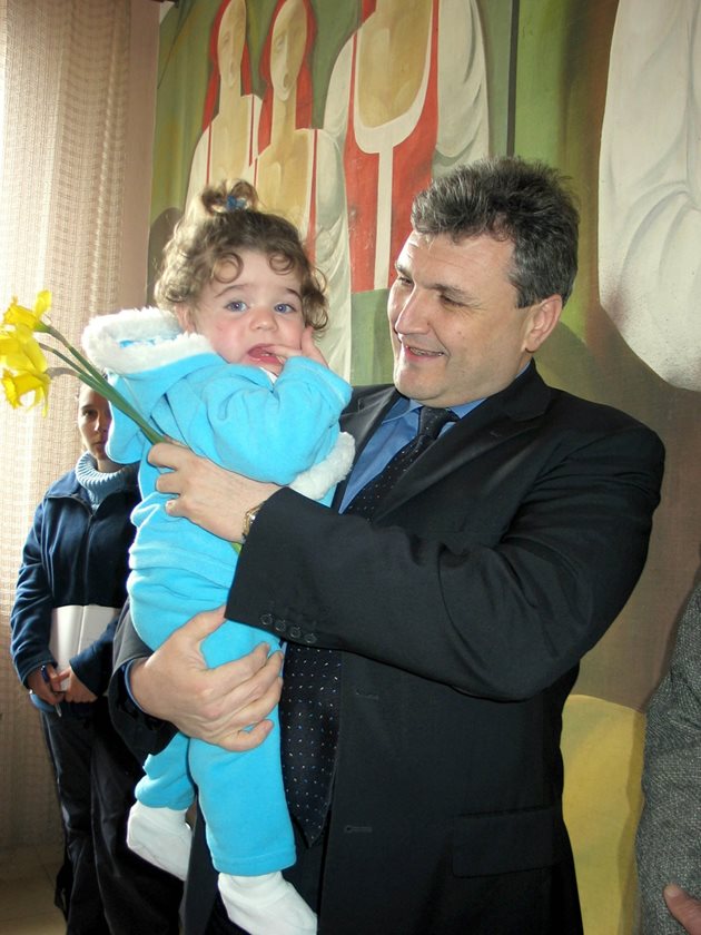 Проф. Любомир Спасов и малката Памела през 2005 г. СНИМКА: 24 ЧАСА