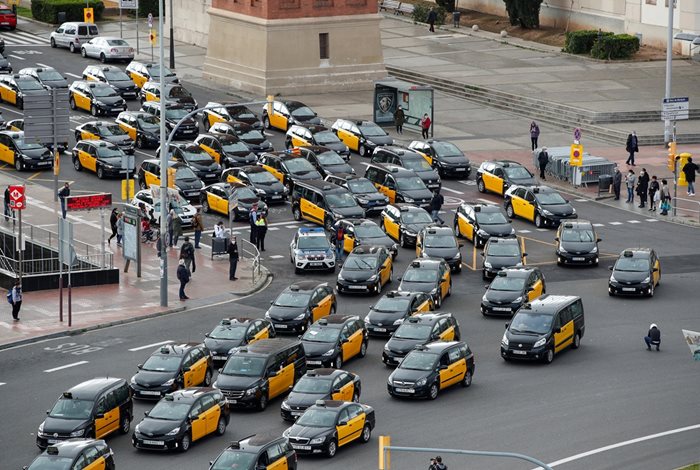 След иск на Асоциацията на професионалните таксиметрови шофьори в Барселона Съдът на ЕС се произнесе, че услуги като “Юбер” трябва да подлежат на регулации.