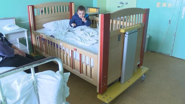 Великотърновската болница е третата в страната, която разполага със специализирано детско ортопедично легло