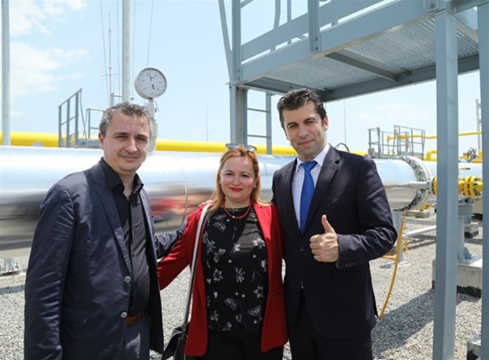 Кирил Петков с Александър Николов и Теодора Георгиева, шеф на фирмата, която експлоатира интерконектора с Гърция, при неотдавнашната инспекция на газовата връзка с Гърция миналата седмица.