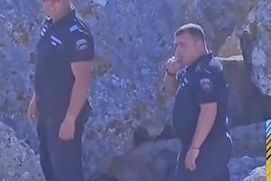Кадри от видеото с намерения дрон - пушещият полицай
