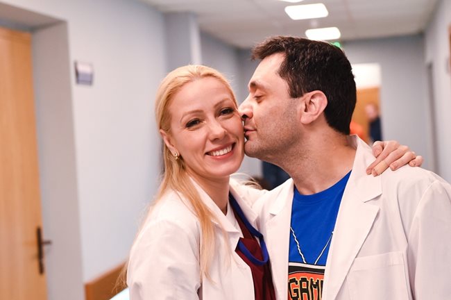В сериала Бакърджиева и Монев са съдови хирурзи.