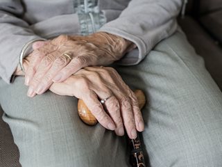 След проверка: Неправомерно са връзвали 104-годишната жена в болницата във Видин