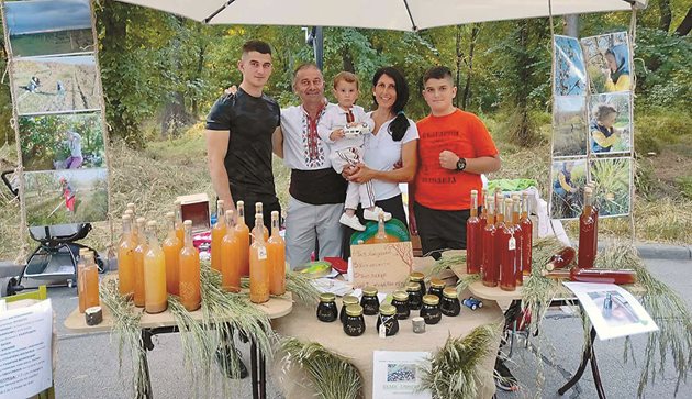 Сем. Цаневи и техните натурални оцет и течни елексири