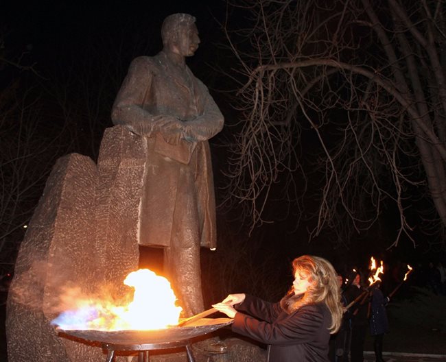 Вицепрезидентът Илияна Йотова запали огъня на Яворовите дни на поезията пред паметника на поета в градския парк на Чирпан.