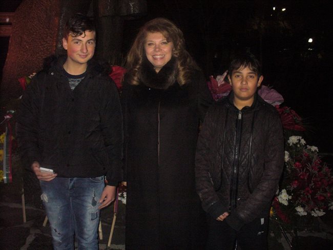 Учениците Данаил и Митко бяха сред първите, които пожелаха да се снимат с вицепрезидента Илияна Йотова пред паметника на Пейо Яворов в парка на Чирпан.