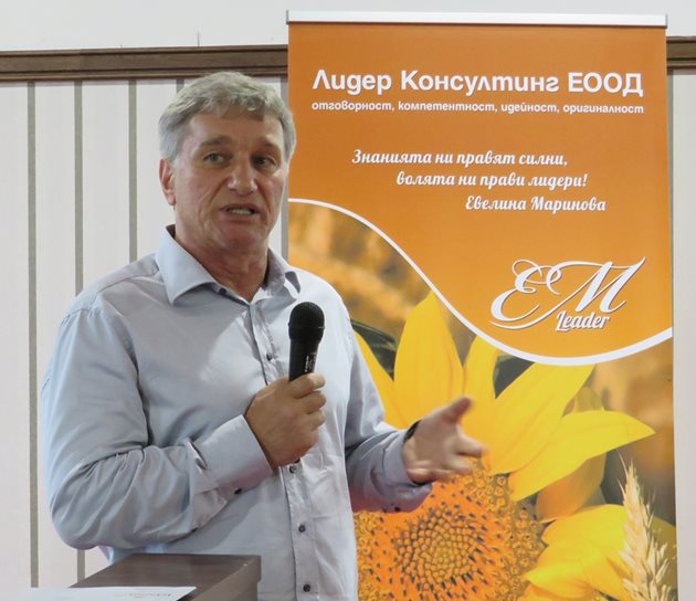Хусейн Ахриев изнася своята презентация за торовете на Лебозол