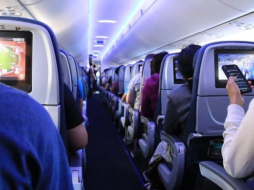 Празна средна седалка в самолетите може да намали заразата с коронавирус
