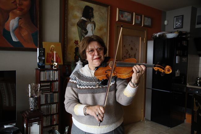 Татяна Дончева обожава да свири на цигулка, но признава, че напоследък има все по-малко време за това.