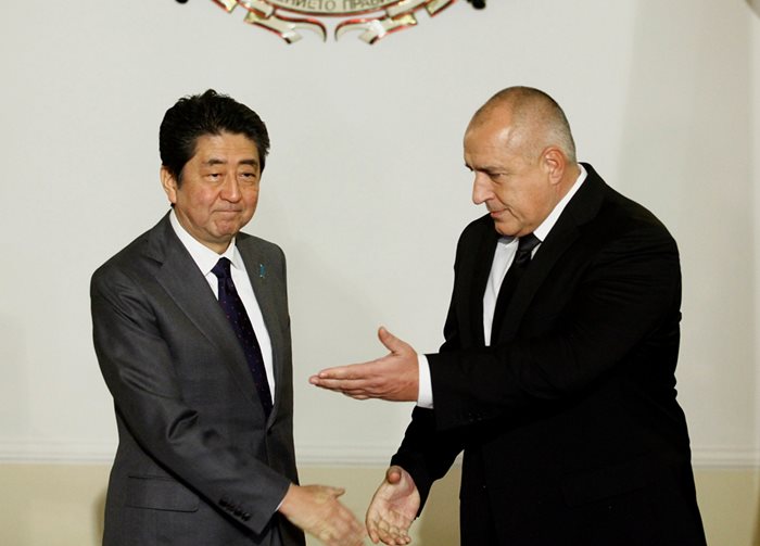 Премиерът Бойко Борисов и японският му колега Шиндзо Абе взаимно се увериха, че отношенията между двете държави ще продължат да се задълбочават.