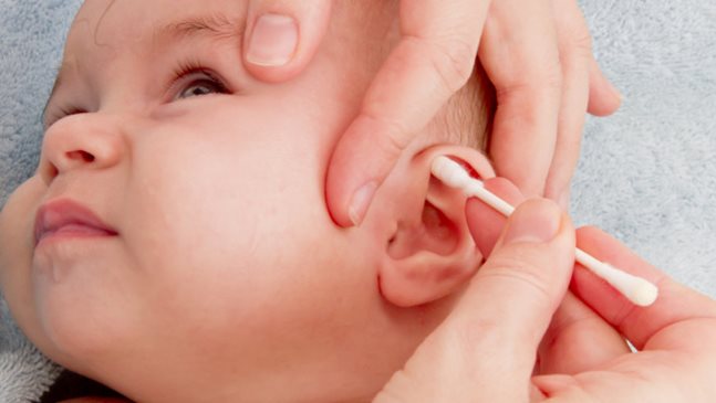 Как да се грижим правилно за детските уши