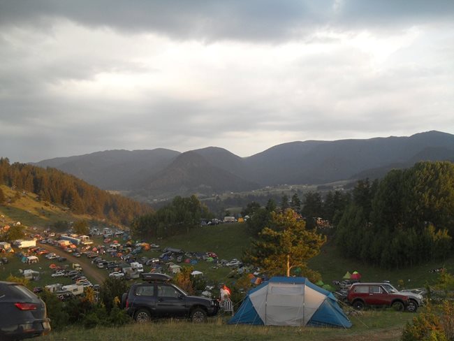 Около сцената над Гела всяка година се опъват хиляди палатки.