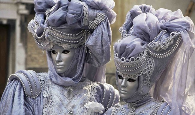 Някога  правото да носят бяла маска без декорации имали само богатите венецианци.