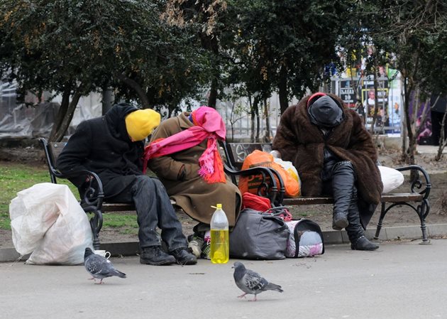 Колко често давате пари на бездомници?