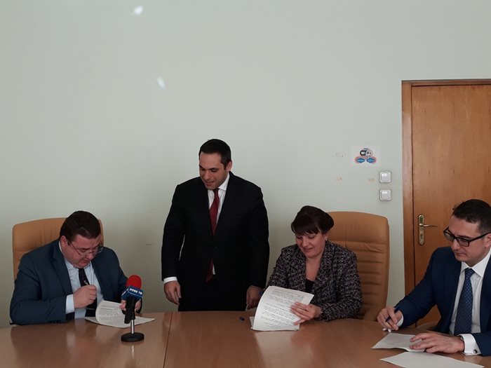 Меморандумът бе подписан под зоркия погед на министър Караниколов