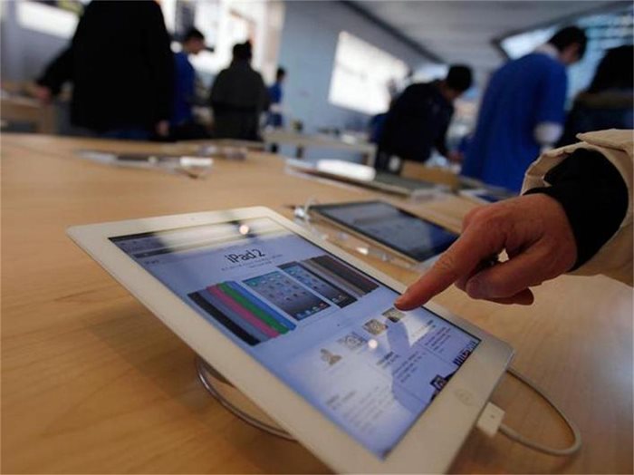 Клиент тества Apple iPad в магазин в Шанхай. 
СНИМКА: РОЙТЕРС