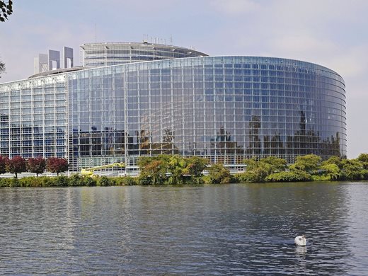 Европейският парламент: Страната на произход на меда трябва да присъства на етикета