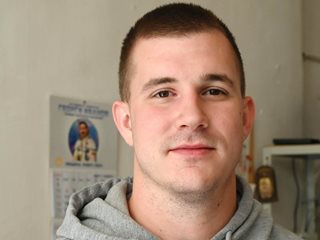 Разтърсен от случилото се на Дебора, Пламен от Ловеч слага транспаранти с послания за добро