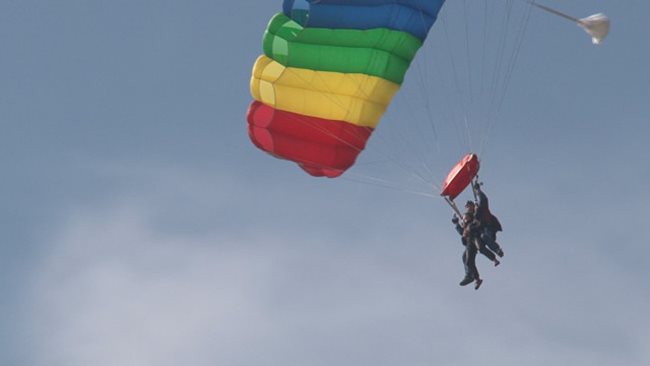 Виктор и Калина направиха тандемен полет с парашут. СНИМКА: БИ ТИ ВИ