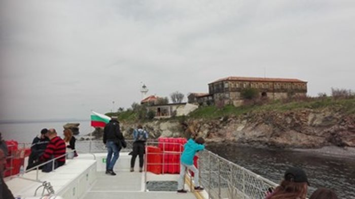 Остров "Св.Анастасия"  привлича стотици туристи. СНИМКИ:ЕЛЕНА ФОТЕВА