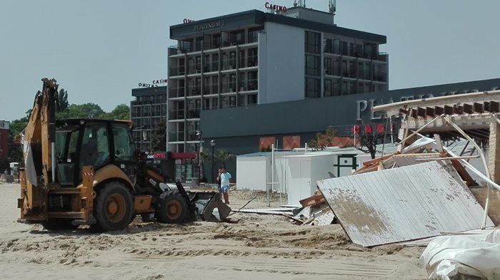 На северния плаж в Слънчев бряг редовно се провеждат акции по премахване на незаконни постройки.