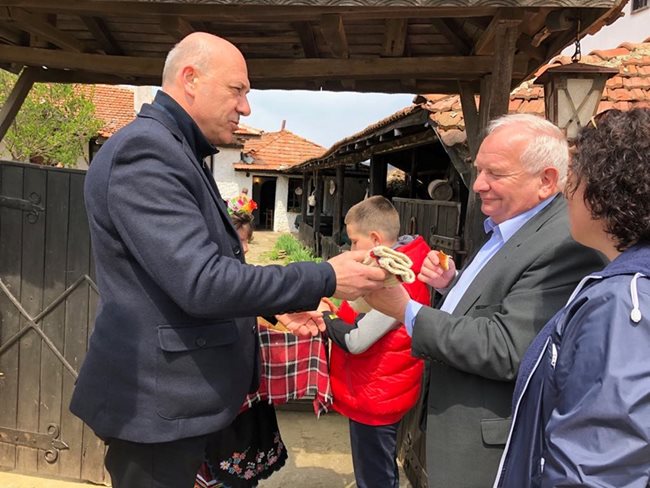 Поморийският кмет Иван Алексиев посреща Жозеф Дол, който получи подарък  - ръчно плетени от еркечки баби вълнени шушони.Снимки:Община Поморие