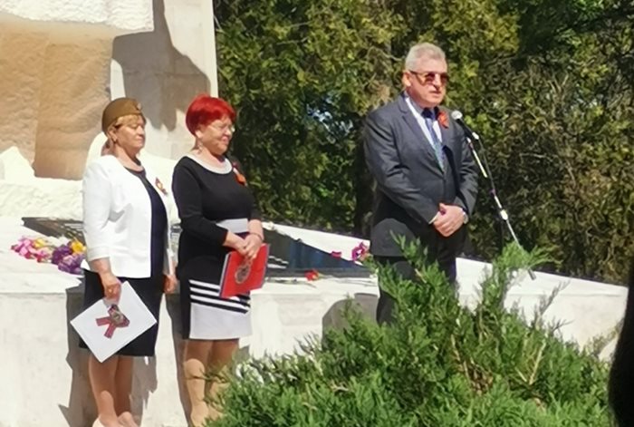 Генералният консул Владимир Климанов на паметника на Съветската армия в Добрич. Снимка Авторката