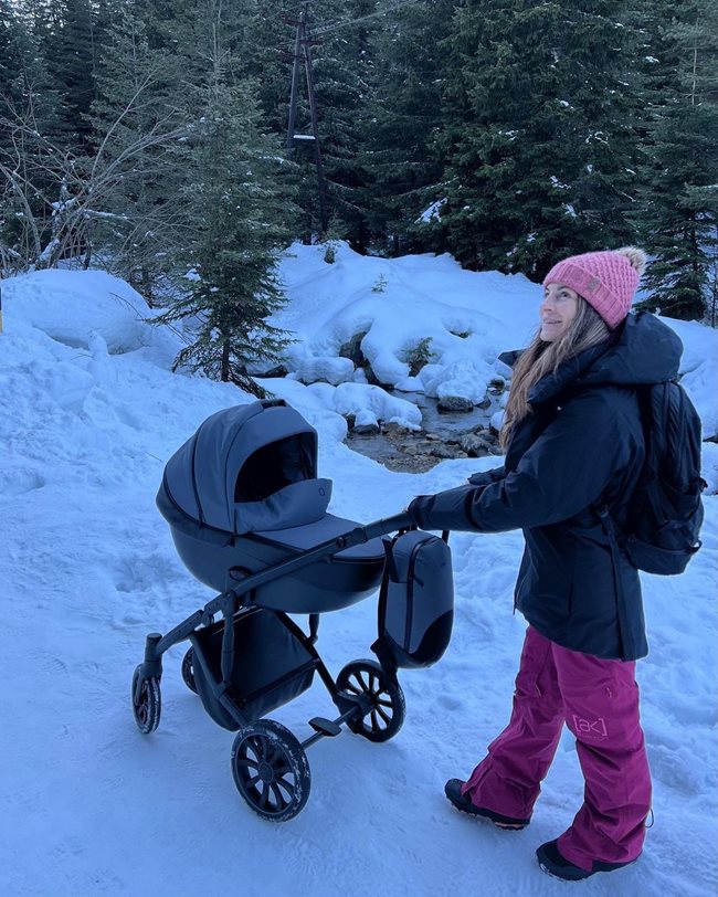 Сани разхожда бебето Христина сред снега