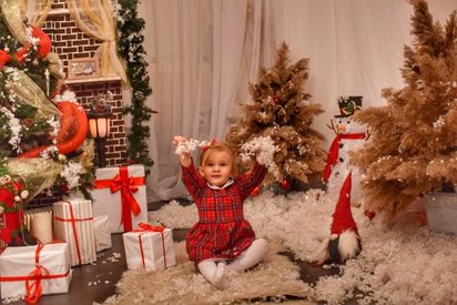 Дете под елхата: Малката Белла се радва на подаръците си