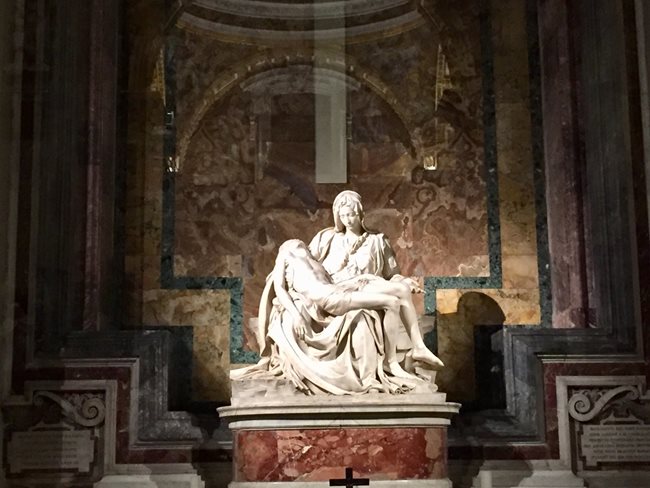 Микеланджело завършва статуята „Пиета”, когато е 24-годишен (
