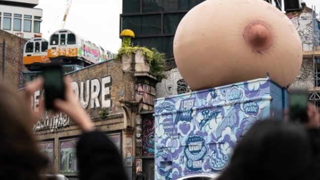 Огромни надуваеми гърди се появиха в 
Лондон, насърчават кърменето (Снимки)