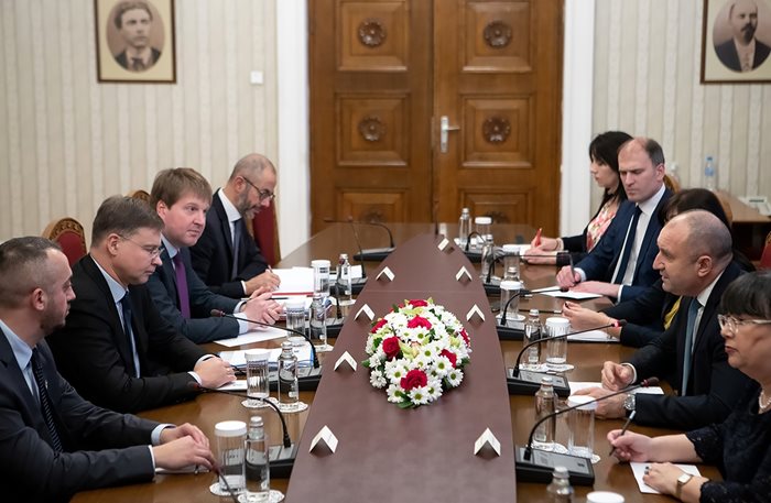 Служебното правителство успя да овладее всички най-важни фактори, които генерират инфлацията, посочи президентът Румен Радев по време на срещата си с Валдис Домбровскис.