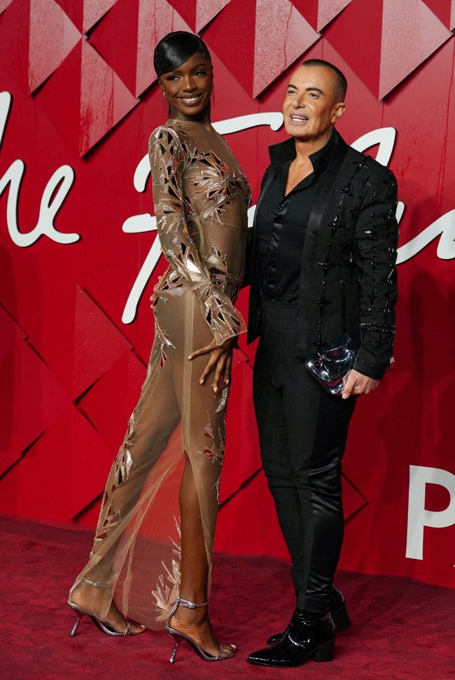 Леони Андерсън и Джулиън Макдоналд на модните награди в Лондон. И жените, и мъжете през 2024 ще носят прозрачни тоалети. Мъжете носят саката разкопчани, блузите им сякаш са от дамския гардероб