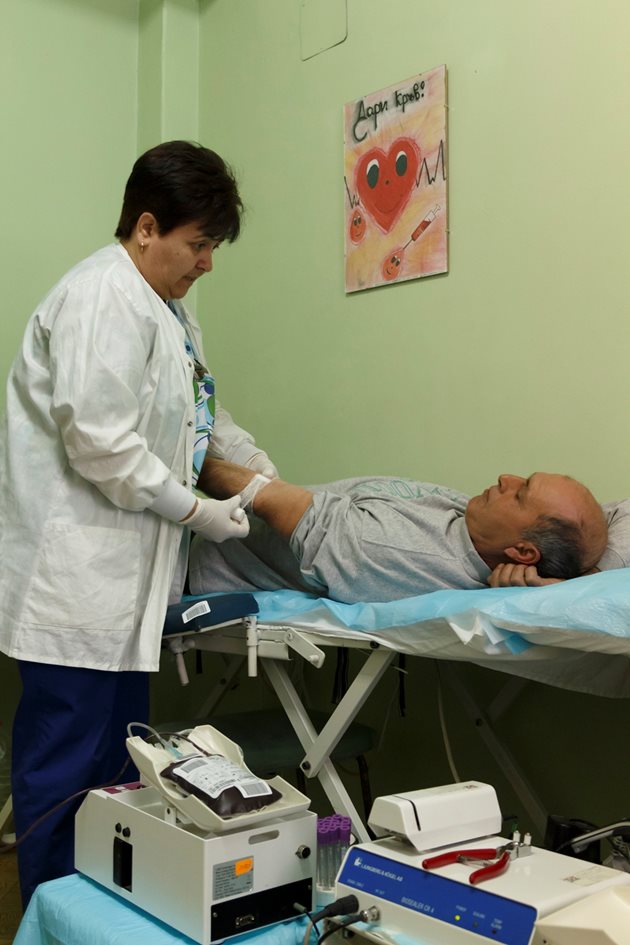 Старшата медицинска сестра Мариана Янкова подготвя кръводарител.