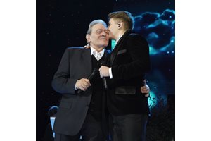 Констатин пее заедно с баща си по време на концерти


