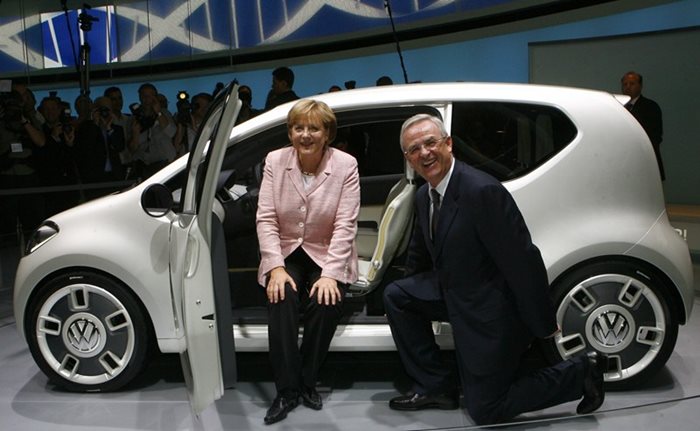 По време на автомобилните изложения мениджърът обичаше да демонстрира близост с канцлерката Ангела Меркел.