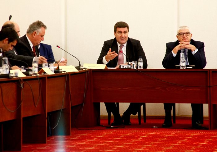 Валентин Златев и депутатът Петър Кънев на заседанието на комисията
