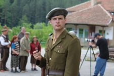 Английски дипломат на първия снимачен ден на филм за майор Томпсън в село Батулия